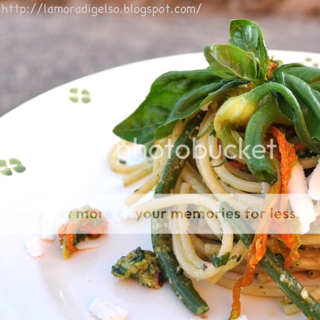 spaghetti al pesto di pistacchi e pinoli con fiori di zucca, fagiolini e ricotta salata